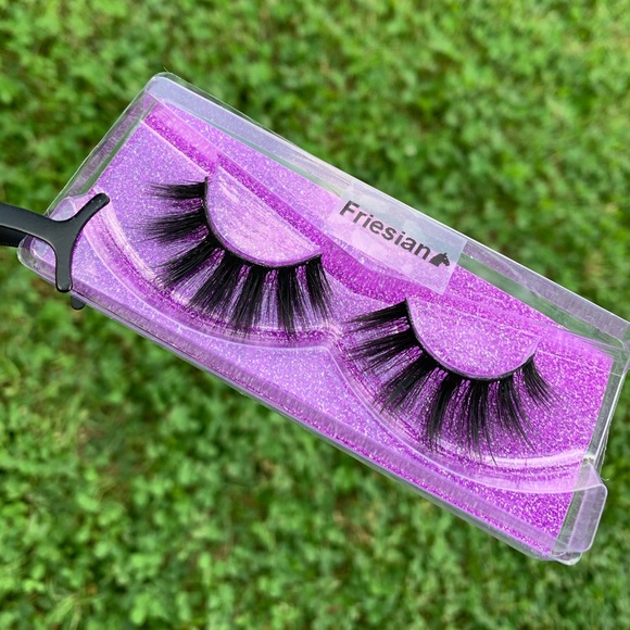 Lashes - Picture 2 of 10